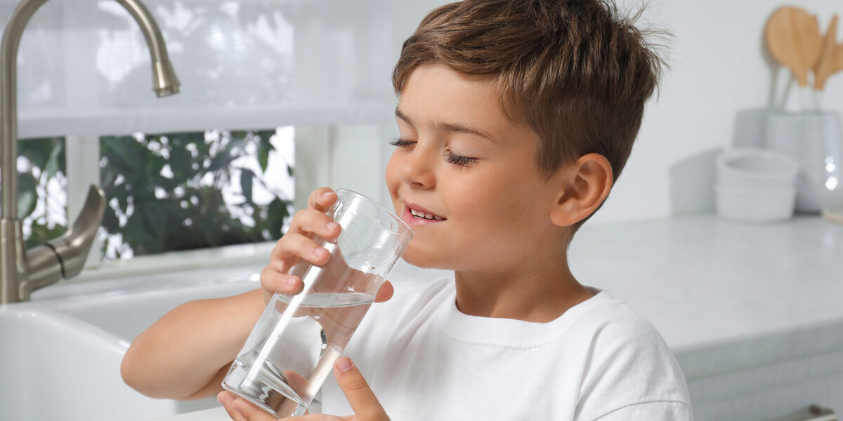 child using water filtration system